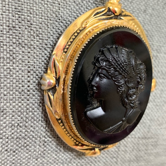 Vintage Victorian Revival Large Jet Black Cameo Locket on a Gold Tone Book Chain - Picture 7 of 8